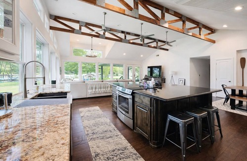 Enchanted Oaks House | Come and enjoy The Good Life on Cedar Creek Lake! This spacious 5/4 is perfect!