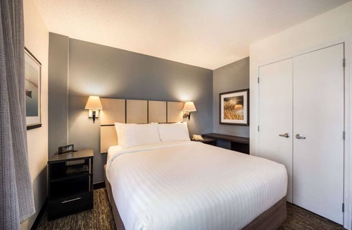 Northeast Heights Hotel | Comfort and Convenience! 2 Comfortable Units, Full Kitchen, Pets Allowed Here!