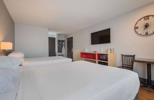 Ontario Hotel | Comfort and Convenience! Pet-friendly, Free Parking and Breakfast, Indoor Pool