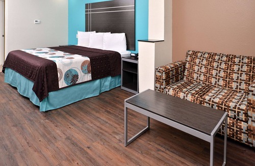 Spring Hotel | Comfort and Convenience! Near TGR Exotics Wildlife and Geronimo Adventure Park!
