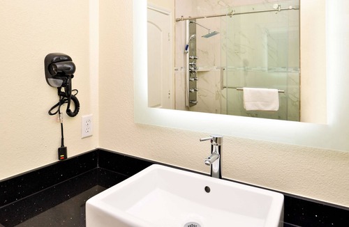Spring Hotel | Comfort and Convenience! Near TGR Exotics Wildlife and Geronimo Adventure Park!