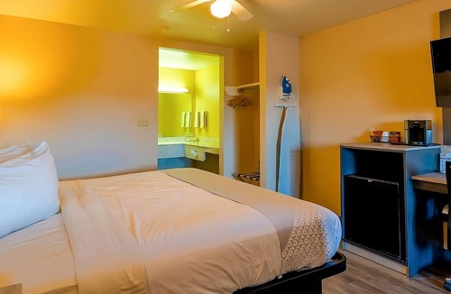 Sweet Home Hotel | Comfort and Convenience! Pool, FREE Parking and Breakfast! Near Dragon House!