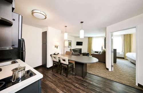 Golden Hotel | Comfort and Relaxation! 2 Modern Units, Full Kitchen, Pet-friendly Property!