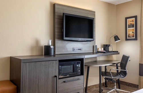 Dallas Hotel | Comfort Inn & Suites North Dallas - Addison