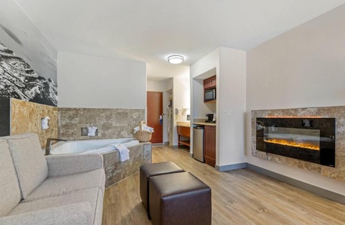 North Central Evergreen Hotel | Comfort Suites Golden West on Evergreen Parkway