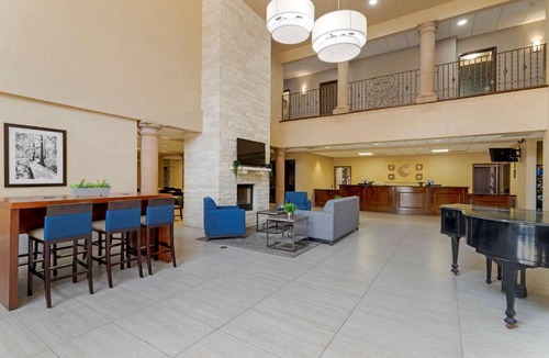 Barrett Hotel | Comfort Suites Kingwood, Humble, New Caney, Houston IAH Airport