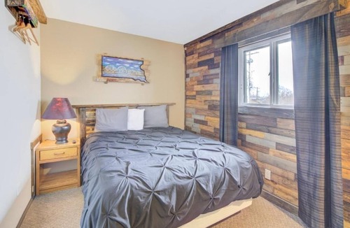 Chamberlain Hotel | Comfortable 3-Room Budget Stay – Short Walk to Restaurants, w/Free Parking