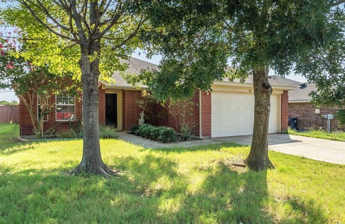 Denton House | Comfortable 4BR Retreat｜Private Yard｜Near Nature Trails, Lakes & Parks #41174