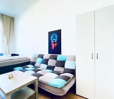 Schottenfeld Apartment | Comfortable 5BR Accommodation 7 Min to Westbahnhof