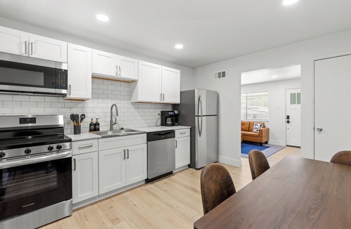 Airport Township House | Comfortable beds and spacious layout with fast WiFi near airport