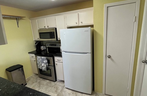 Lake Jackson Condo | Comfortable Condo Near Plants & Beach/WiFi, Kitchen, Pool