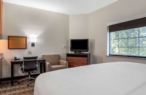 Denham Springs Hotel | Comfortable Family Suite w/Kitchenette Near Shopping & I-12 Corridor - 2 Units