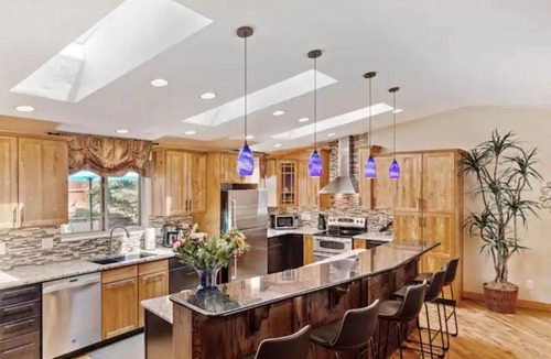 Ralston Valley House | Comfortable & Inviting Family Home - Sleeps 10