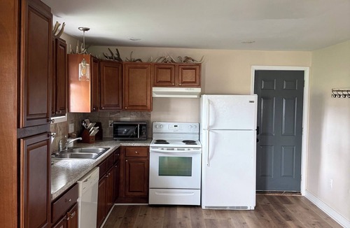 Solomon Cabin | Comfortable Kansas lodge for families, friends, and small groups