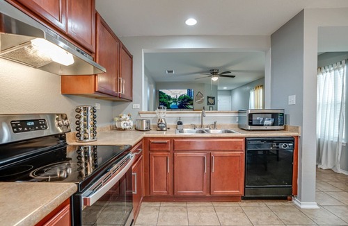 Southside House | Comfortable near Lackland & Downtown/Easy access I35