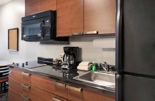 Brookings Hotel | Comfortable Queen Bed Suite w/Recliner & Kitchenette Near Downtown Brookings