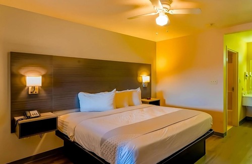 Sweet Home Hotel | Comfortable Room near H-E-B with Outdoor Swimming Pool and Free Parking