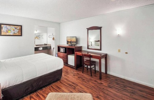 Renton Hotel | Comfortable Room Near Kubota Garden – Perfect for Nature Lovers!
