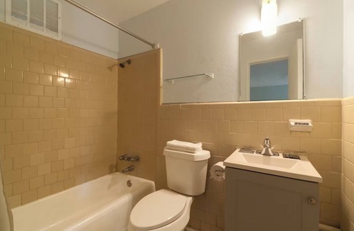 Clute Hotel | Comfortable Room w/Free Parking for a Relaxed & Convenient Stay