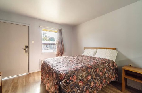 Clute Hotel | Comfortable Room w/Free Parking, Brazosport Museum - 2.2 miles away
