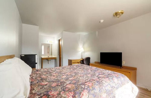 Clute Hotel | Comfortable Room w/Free Parking, Brazosport Museum - 2.2 miles away
