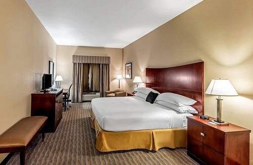 Mineral Wells Hotel | Comfortable Stay in Red Lion Inn & Suites Mineral Wells! Free Parking!