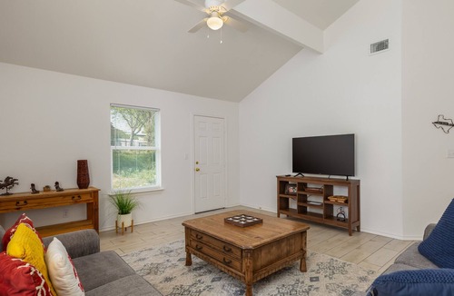 Granbury House | Comfy Cozy Cottage #1 by Lake Granbury