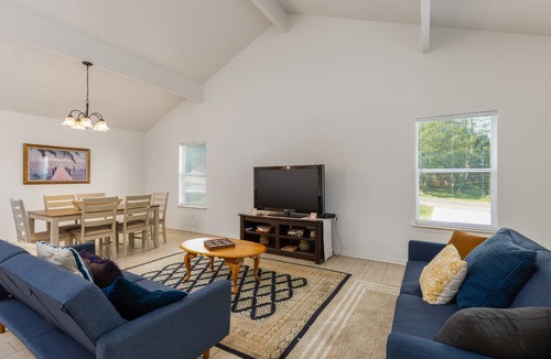 Granbury House | Comfy Cozy Cottage #2 by Lake Granbury