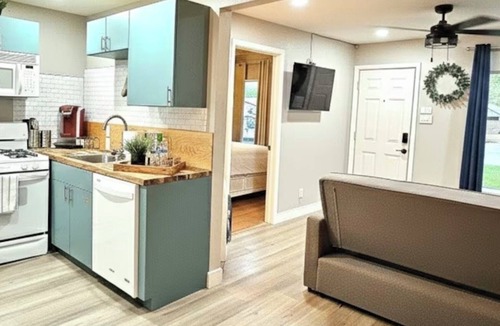 Denton House | Comfy Home Near UNT & TWU. Small Dogs Ok.