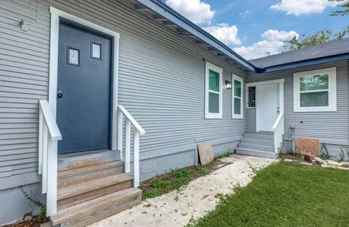 Woodlawn Lake House | Comfy Private Room w/Bathroom Close to Riverwalk/Attractions