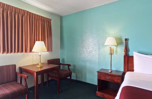 Vega Hotel | Comfy Room w/King Bed – Great Value for Travelers Along Historic Route 66
