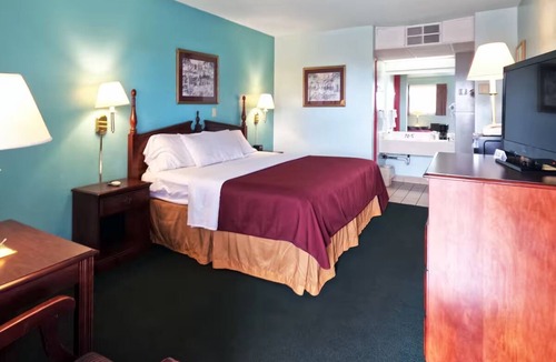 Vega Hotel | Comfy Room w/King Bed – Great Value for Travelers Along Historic Route 66