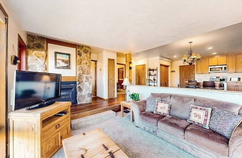 Silvercreek Condo | Condo with Fireplace & Outdoor Heated Pool