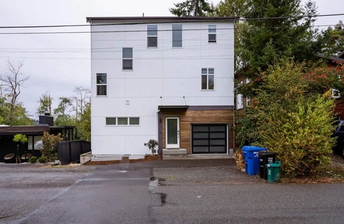 North Delridge House | Contemporary 3 BR & 3.5 BA Home in West Seattle