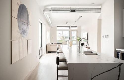 Jefferson Park House | Contemporary Condo - Grill - Balcony - Tesoro