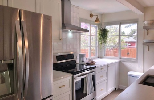 Lincoln Cottage | Contemporary Cottage 5 min walk to major bike path
