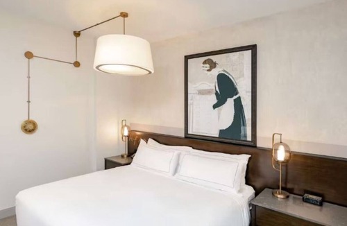 Downtown Des Moines Hotel | Contemporary Elegance Paired w/Quiet Retreat in Historic King Room