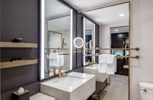 Downtown Des Moines Hotel | Contemporary Elegance Paired w/Quiet Retreat in Historic King Room