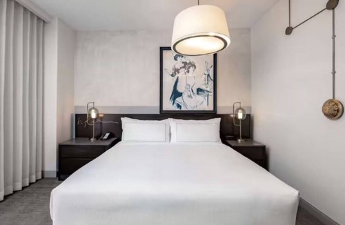 Downtown Des Moines Hotel | Contemporary Elegance Paired w/Quiet Retreat in Historic King Room