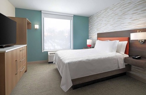 Des Moines Hotel | Contemporary Room Near Drake University and Airport – Prime Location!