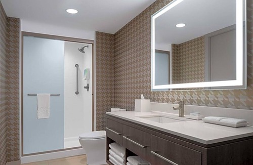 Des Moines Hotel | Contemporary Room Near Drake University and Airport – Prime Location!