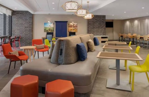 Des Moines Hotel | Contemporary Room Near Drake University and Airport – Prime Location!
