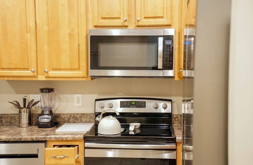 Kreole Apartment | Contractor's Choice · 3BR · Near Ingalls/Chevron