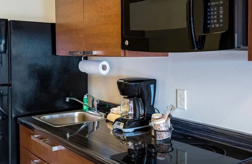 Sioux Falls Hotel | Convenient 3 - Unit w/In-Room Cooking Near Empire Mall
