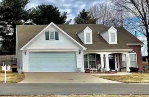 Country Club House | Convenient by Restaurants/shops