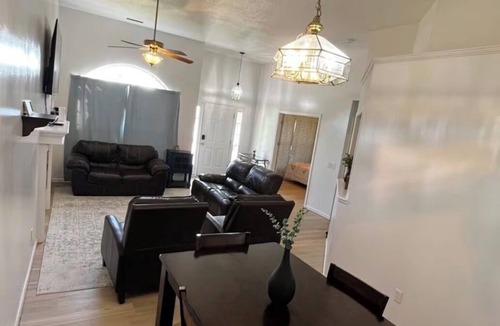 Country Club House | Convenient by Restaurants/shops