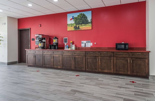Katy Hotel | Convenient Location! FREE Parking & Breakfast, Short Drive to Katy Heritage Park