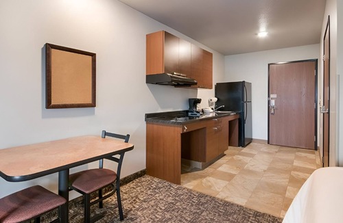 Council Bluffs Hotel | Convenient Room w/Kitchen Minutes from Mid-America Center & Bob Kerrey Bridge