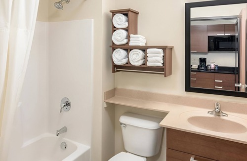 Council Bluffs Hotel | Convenient Room w/Kitchen Minutes from Mid-America Center & Bob Kerrey Bridge
