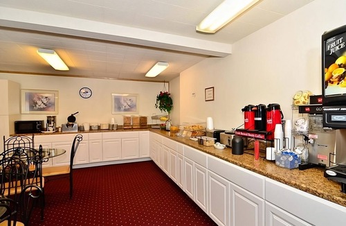 Ontario Hotel | Convenient Stay in Ontario! Pool, Free Breakfast, Free Parking, Pets Allowed
